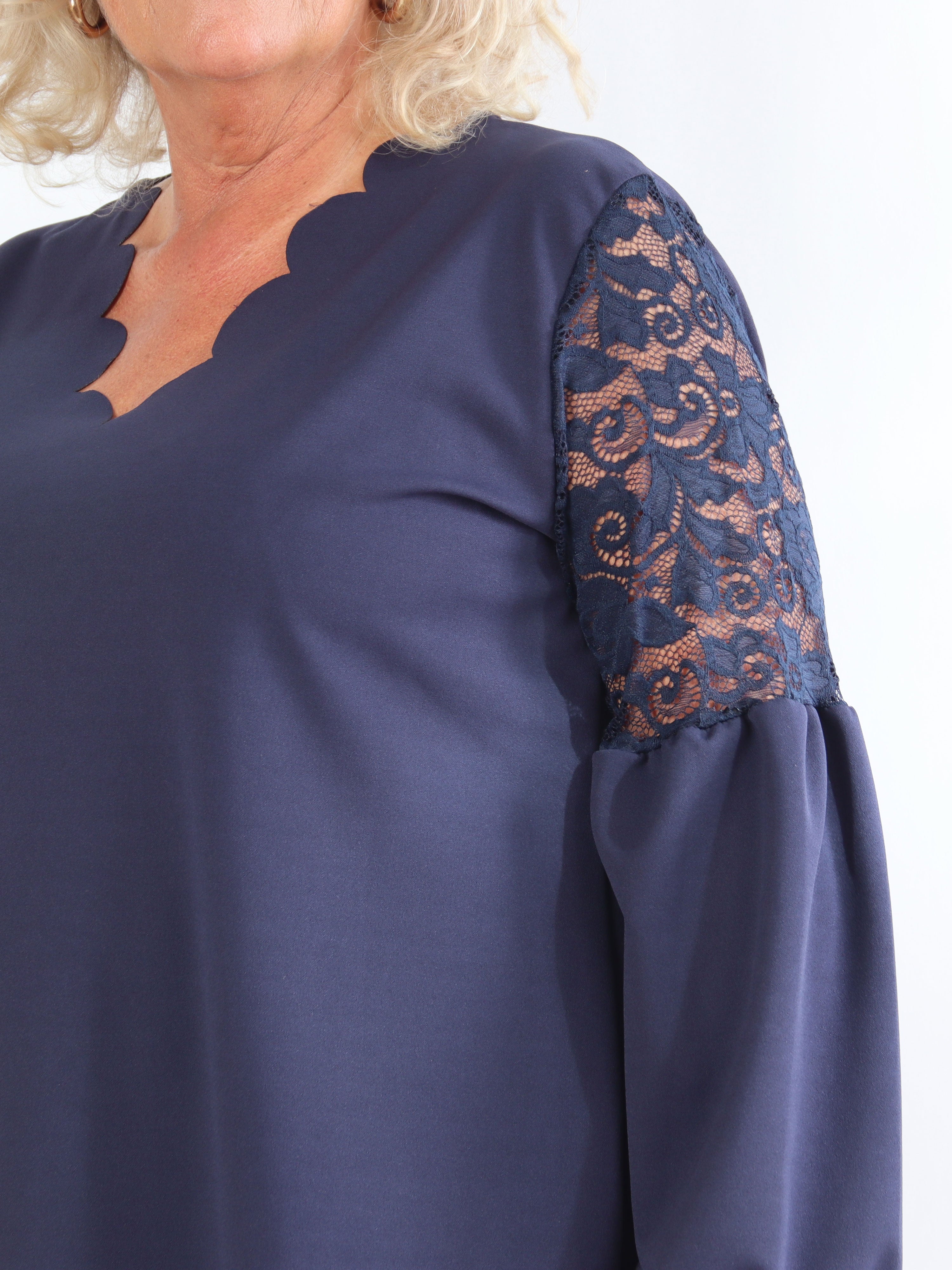 Romance - Fin plus size kjole med blondeærmer